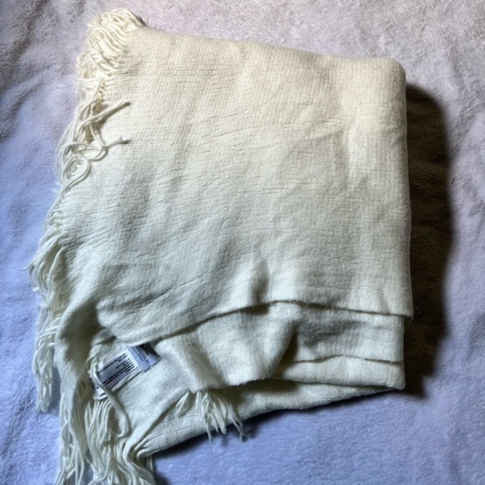 Very cute comfy white throw blanket